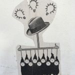Collage mit Glühbirnen, Uhren und Hut – symbolisches Bild für inneren Druck, Gedankenflut und Zeitstress