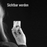 Therapeutin bei der Reflexion über Selbstdarstellung und persönliche Entwicklung“