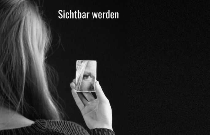 Therapeutin bei der Reflexion über Selbstdarstellung und persönliche Entwicklung“
